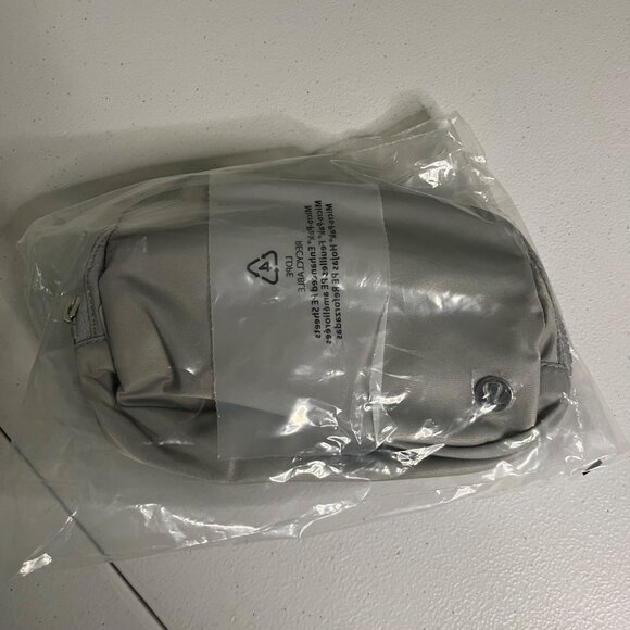 Lululemon Athletic Everywhere Belt Bag 1L Silver Drop White NWT Graphic One Size - Picture 1 of 5